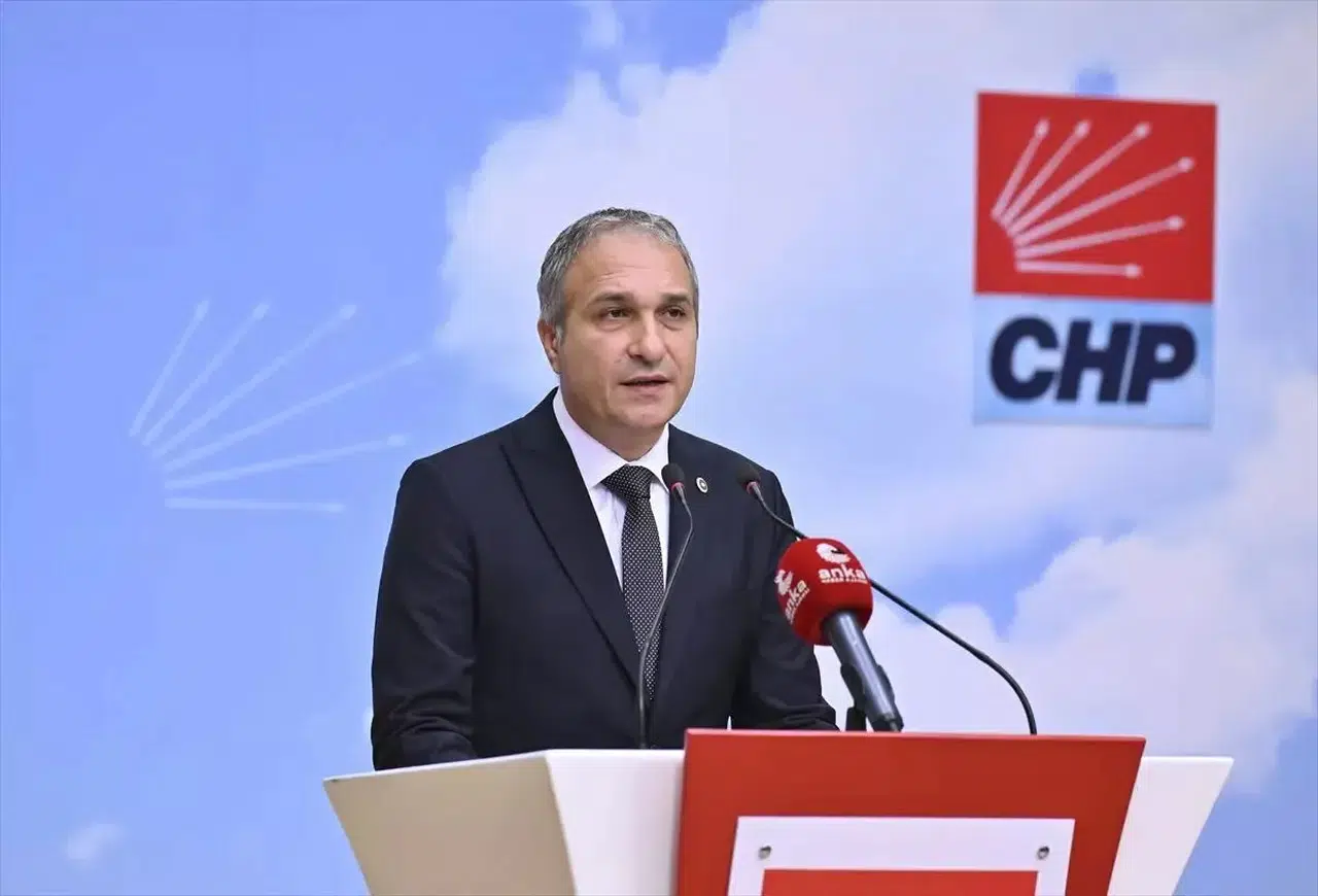 CHP'Lİ ÖZÇAĞDAŞ’TAN YÖK ELEŞTİRİSİ: “YENİ DÜZENLEMELER GENÇLERİMİZİN ÜLKEMİZE HİZMET ETMEK İÇİN GERİ DÖNMEMELERİNE SEBEP OLACAKTIR”