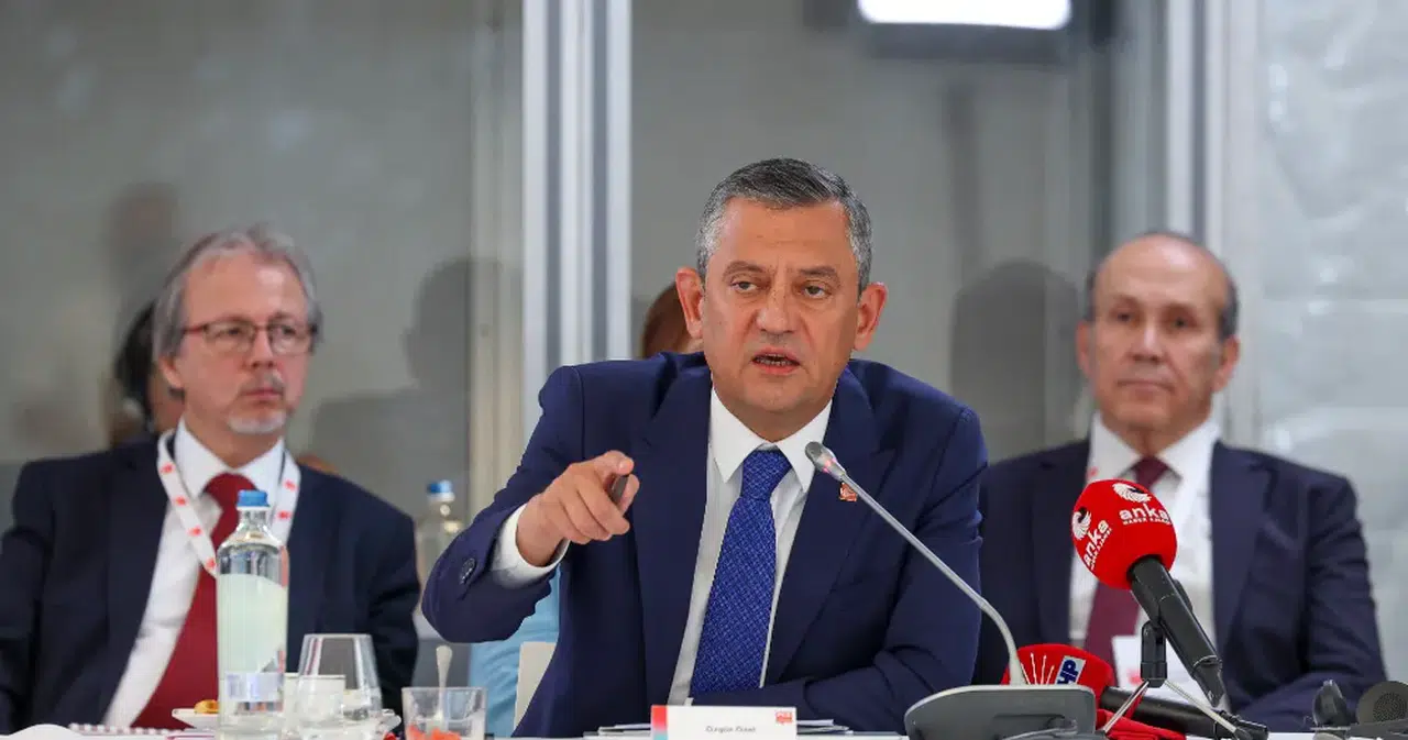 Özgür Özel, Amsterdam'da Avrupa Sosyalistler Partisi kongresine katılıyor