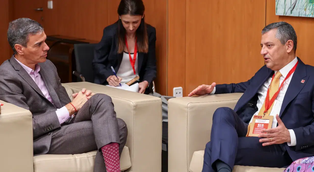 Özgür Özel, Madrid'de İspanyol Başbakan Sanchez ile demokrasi dayanışmasını görüştü