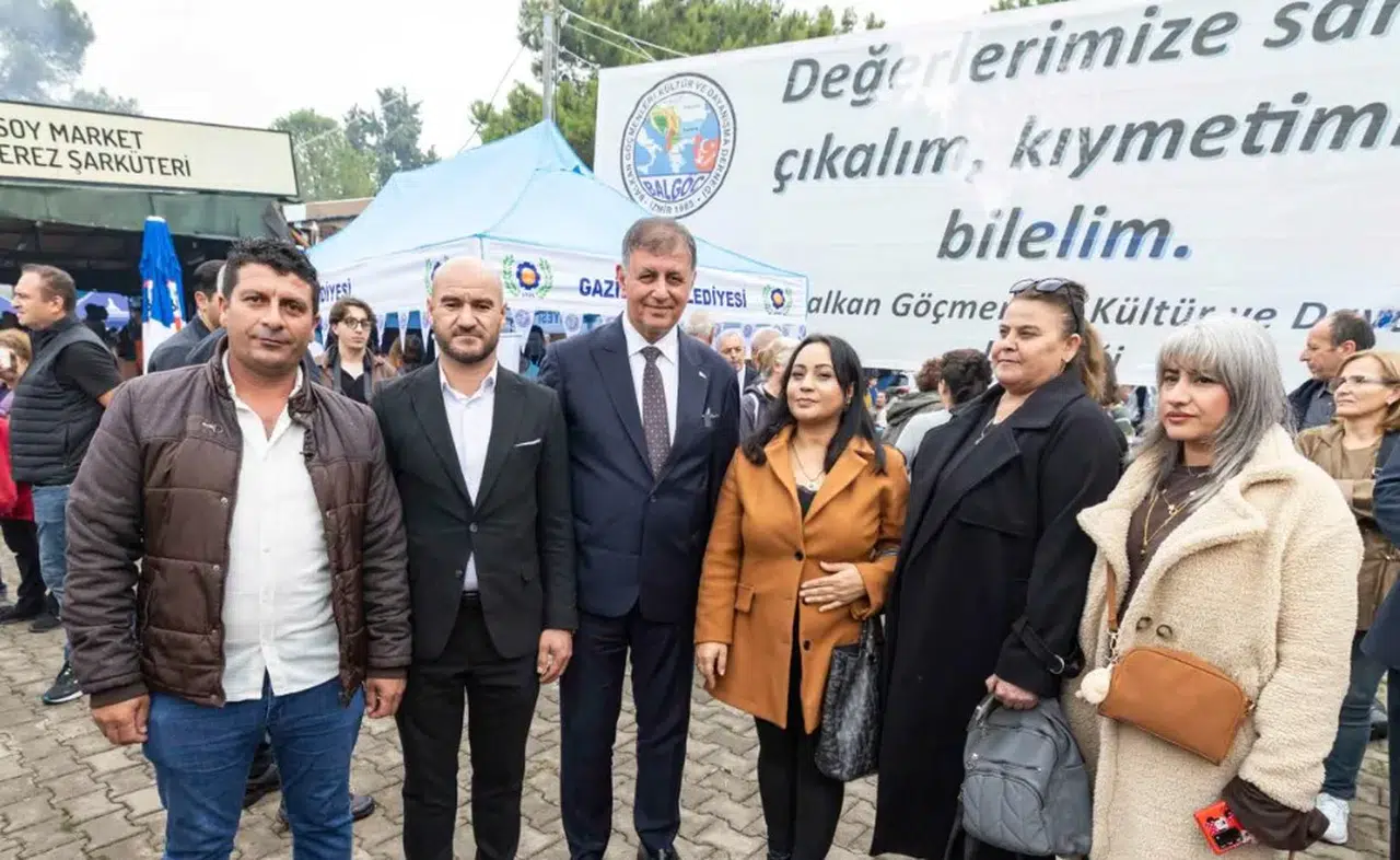 İzmir'de 12. Balkan Şenliği, yağmura rağmen göçmenlerin coşkusuyla başladı