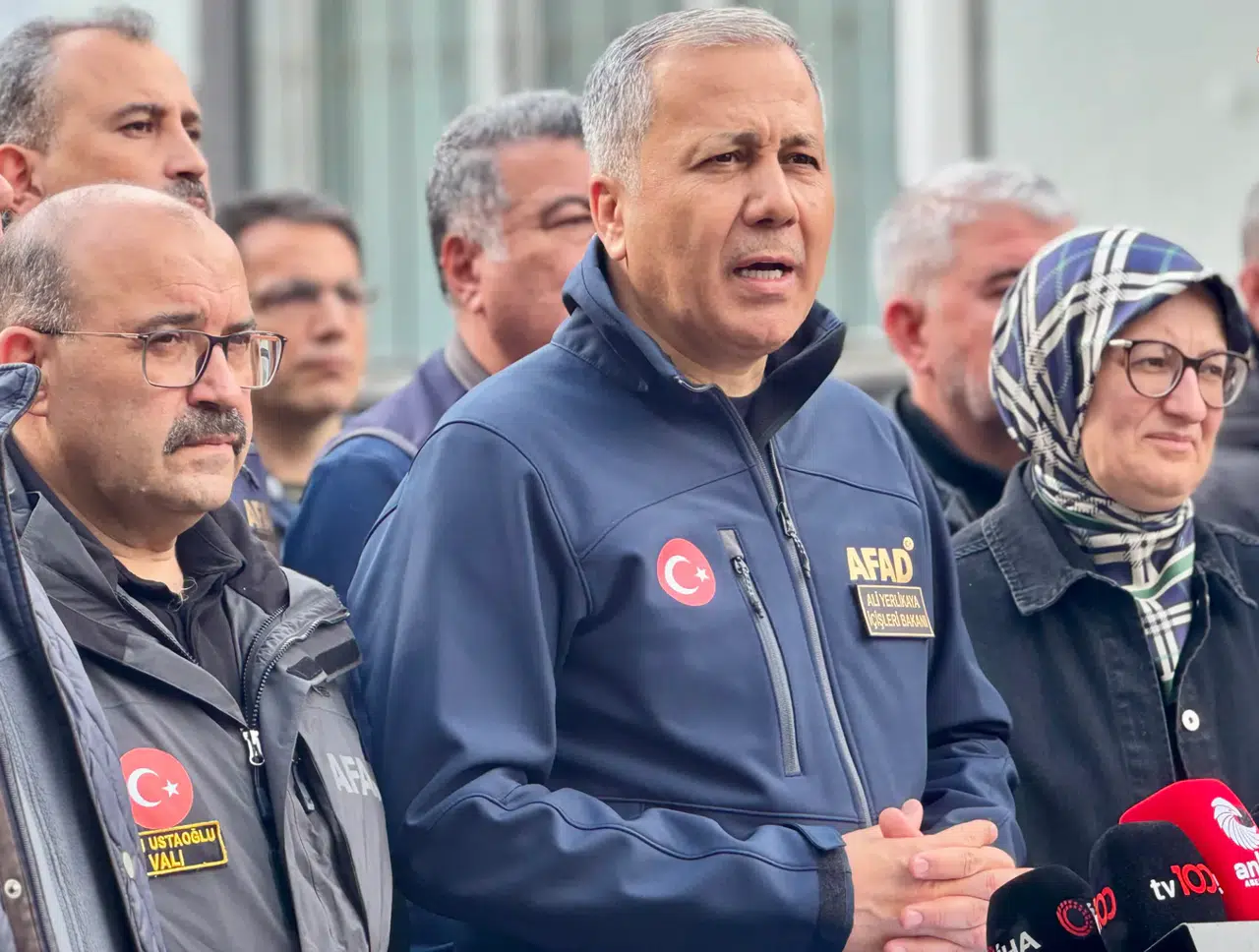 Bakan Yerlikaya deprem bölgesinde: “Can kaybı yok, 26 yaralı taburcu edildi”