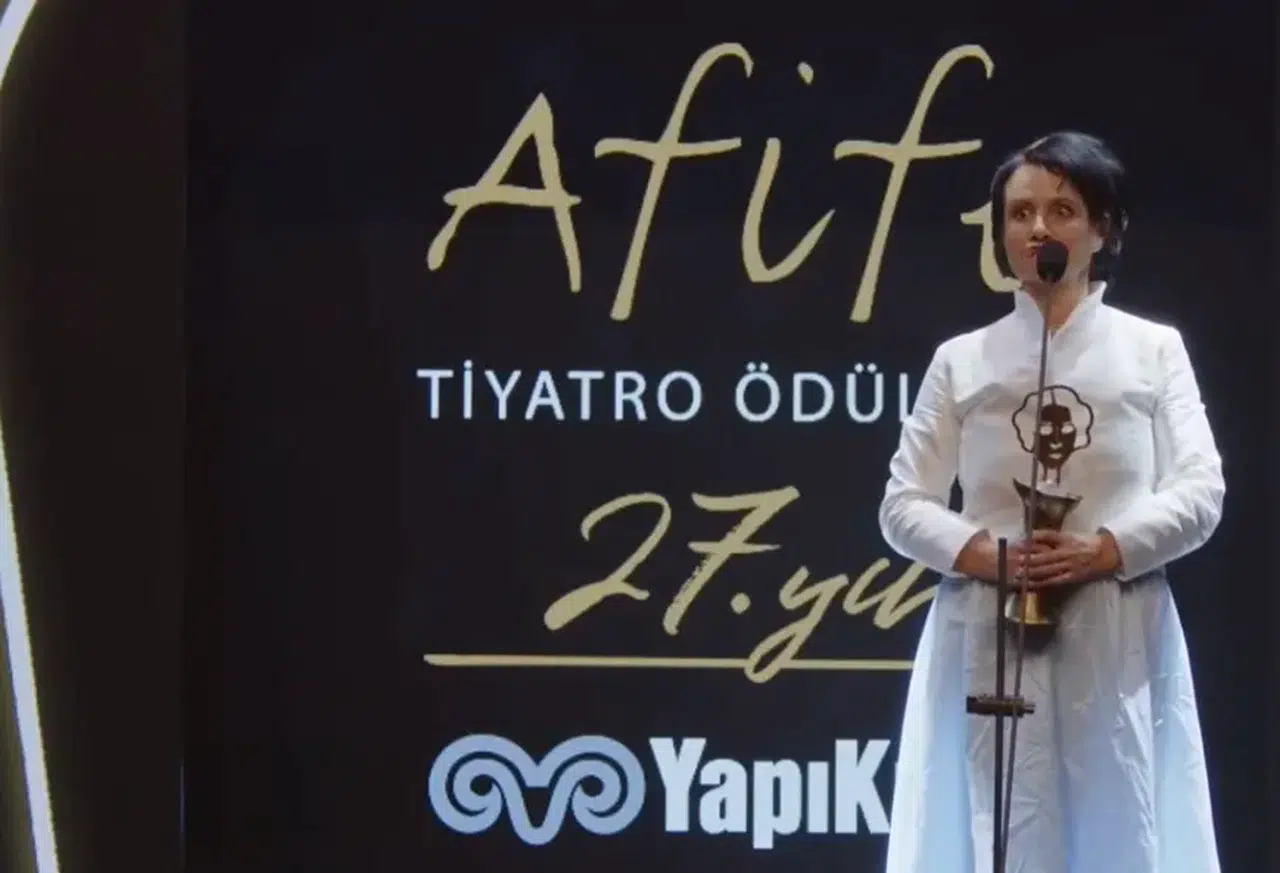 Afife Tiyatro Ödülleri'nde Tamer Karadağlı'ya teşekkür protestoyla karşılandı
