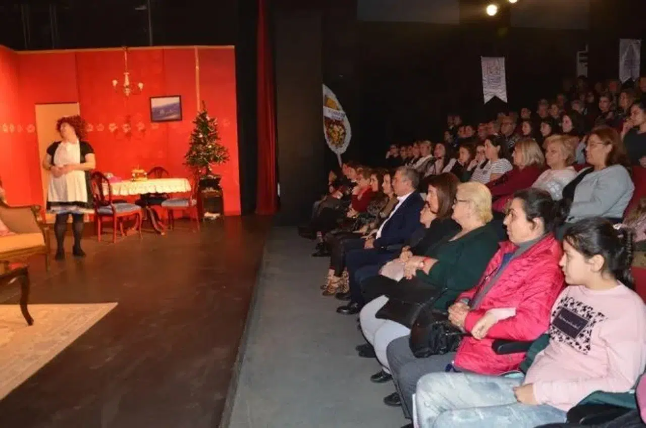 KUŞADASI BELEDİYE TİYATROSU'NUN YENİ OYUNU SEYİRCİYLE BULUŞTU