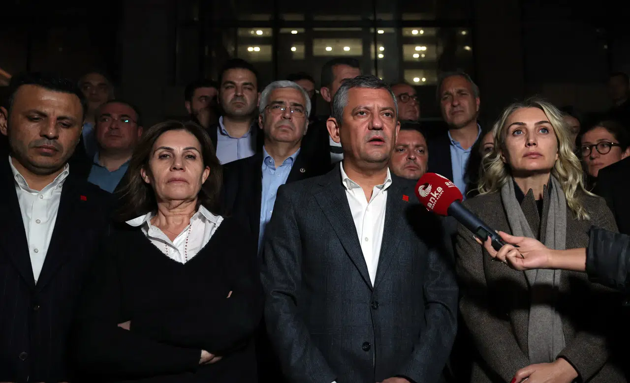 CHP LİDERİ ÖZGÜR ÖZEL: BUGÜN BİZİM İÇİN BİR BİTİŞ DEĞİL, BAŞLANGIÇTIR; BU ACİZLER BİTMİŞTİR