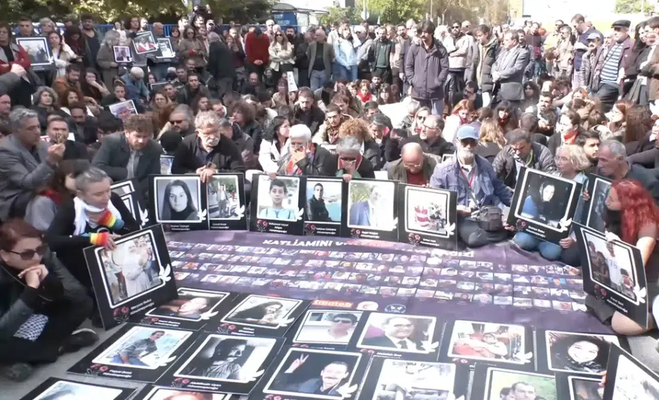 Ankara Gar Katliamının 10. yıl anma töreninde polisten biber gazlı müdahale