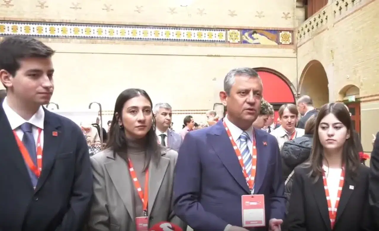 CHP lideri Özgür Özel, Amsterdam’da PES kongresine katıldı