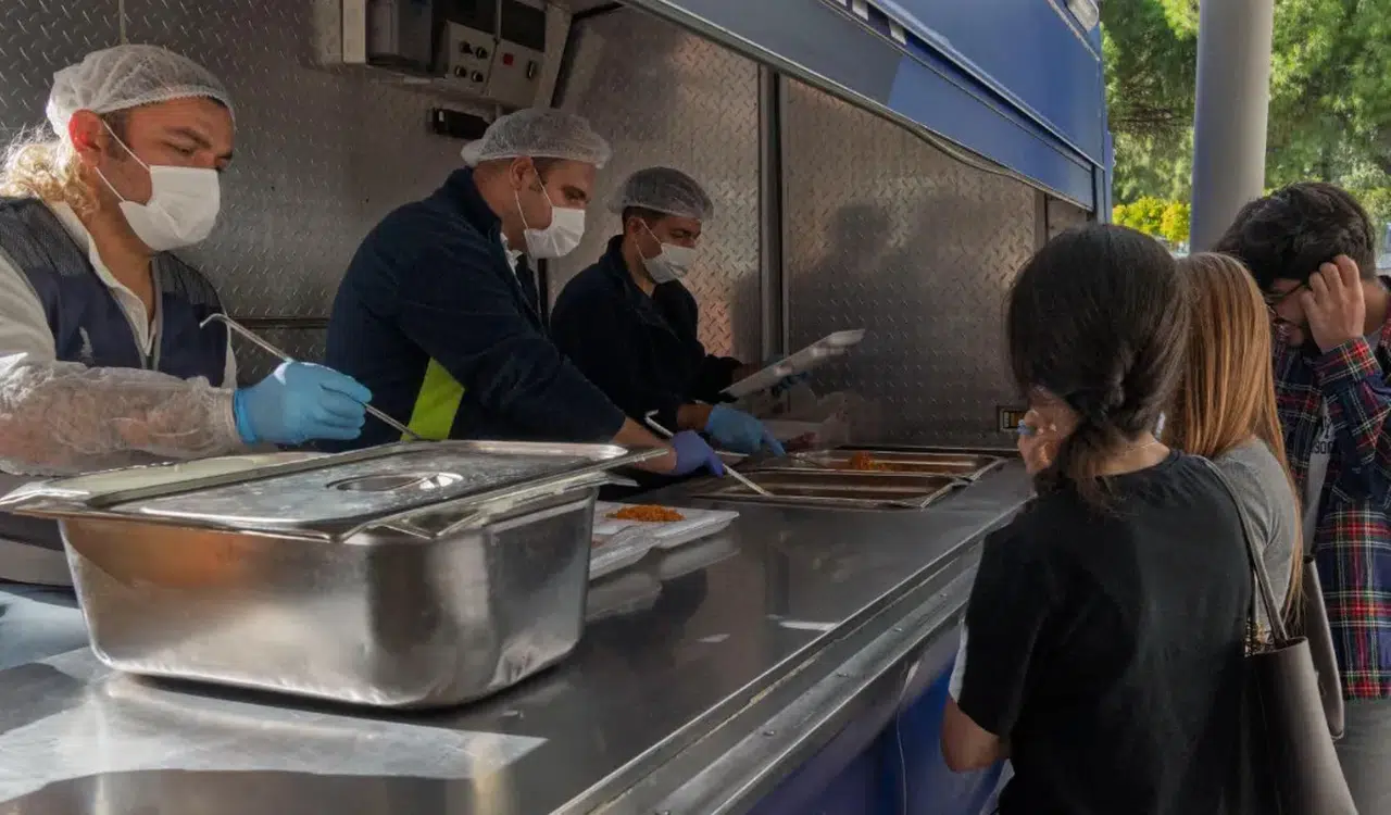 İzmir'de Üniversite Öğrencilerine Ücretsiz Sıcak Yemek Desteği Devam Ediyor