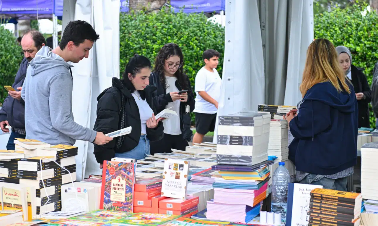 İzmir Kitap Fuarı’nda Rüzgâr Gibi Geçen Üçüncü Gün: Tahsin Hasoğlu Gülümsetti