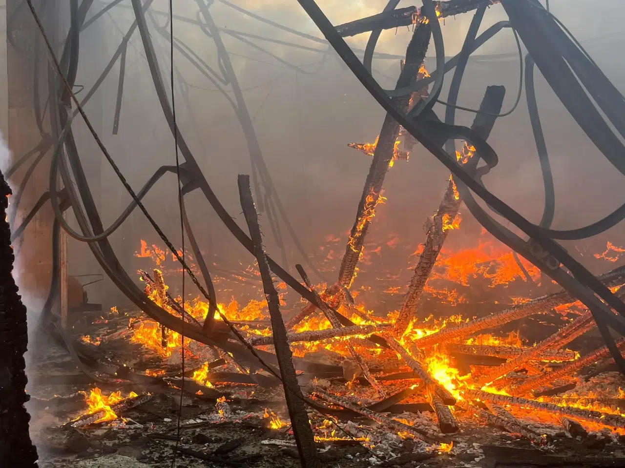 Bornova'da depo yangını hızlı müdahale ile kontrol altına alındı, can kaybı yok