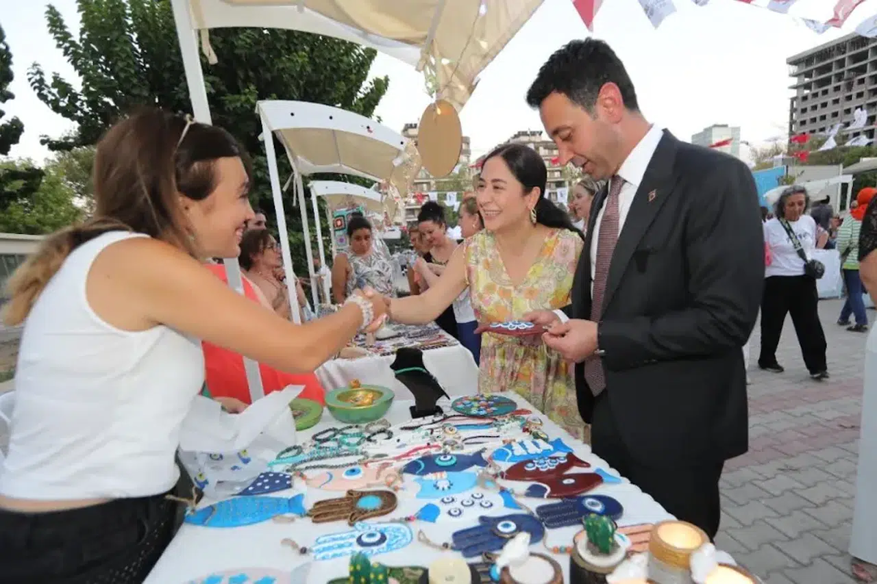 Kadın Emeği Pazarı İzmir'de, El Emeği Ürünleri Uygun Fiyatlarla Ziyaretçileri Bekliyor