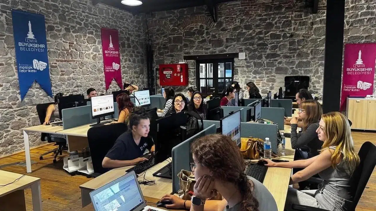 İzmir Büyükşehir'den gençlere “Canva” eğitimi