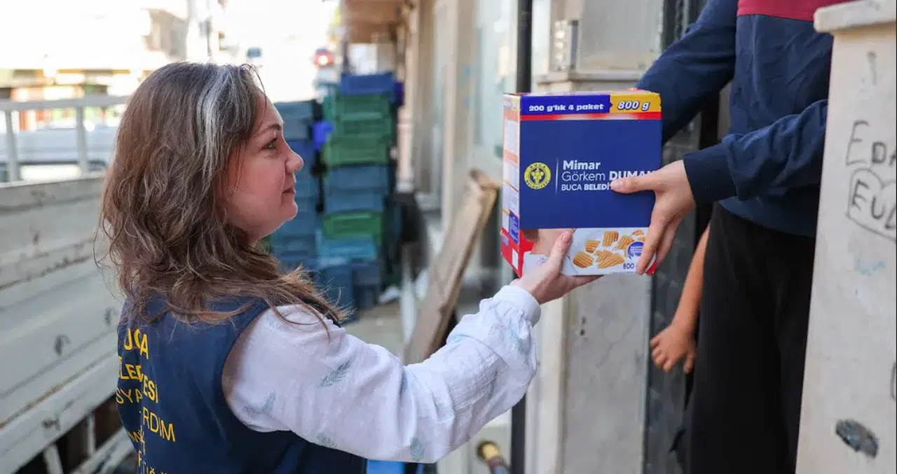 Buca Belediyesi'nden ihtiyaç sahiplerine gıda yardımı ile dayanışma hamlesi