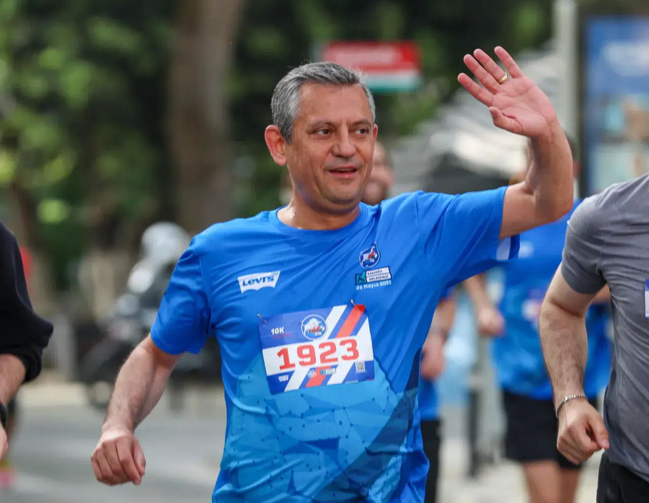 CHP lideri Özgür Özel, İstanbul Maratonu'nda çocuklar için 'iyilik' koşacak