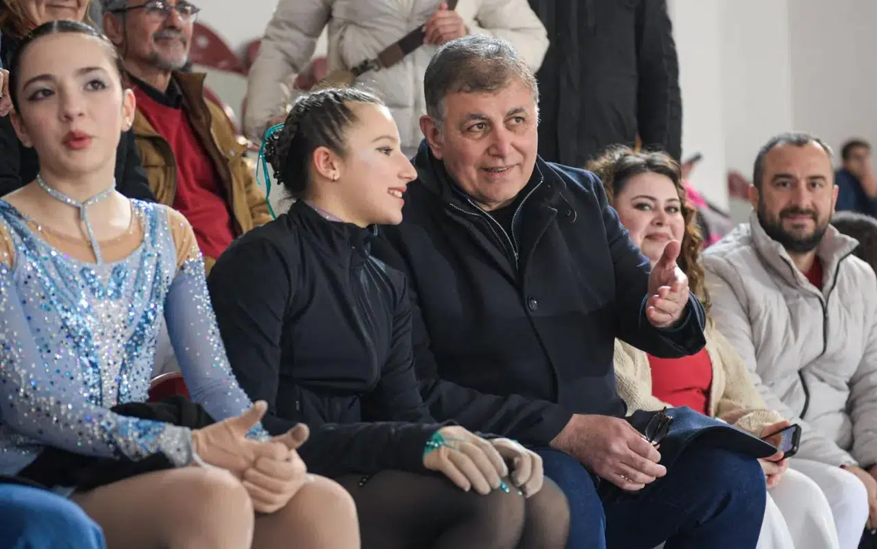 İzmir Buz Sporları Salonu 13 Ekim'de yeni sezonu açıyor, herkese ücretsiz eğitim fırsatları sunulacak