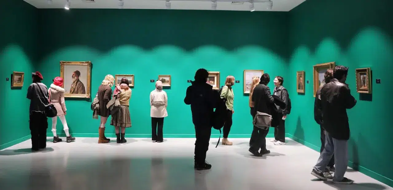 Anadolu Üniversitesi öğrencileri "Zamanın Renkleri" sergisiyle sanatın tarihini keşfediyor