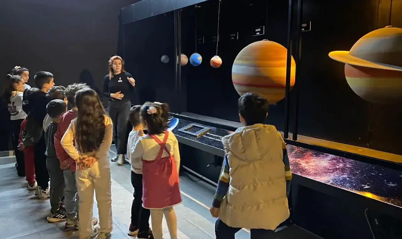 Çiğli'de çocuklar, uzayı hayal ettikleri gibi çizip bilimle buluştu!