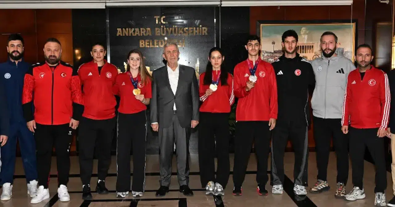 Dünya Taekwondo Şampiyonası'ndan 3 madalya ile dönen sporcular Mansur Yavaş'ı ziyaret etti