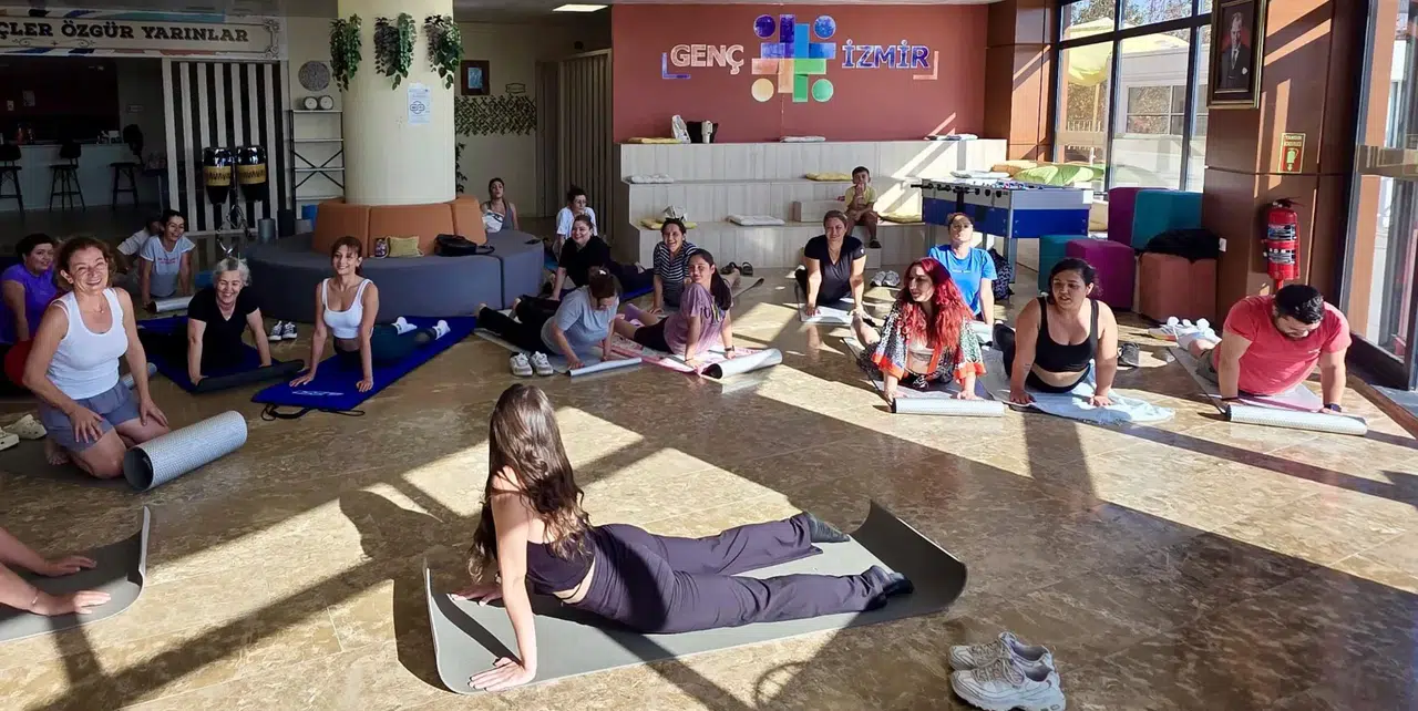 İzmir'de Gençler İçin Ücretsiz Yoga Atölyesi Düzenlendi
