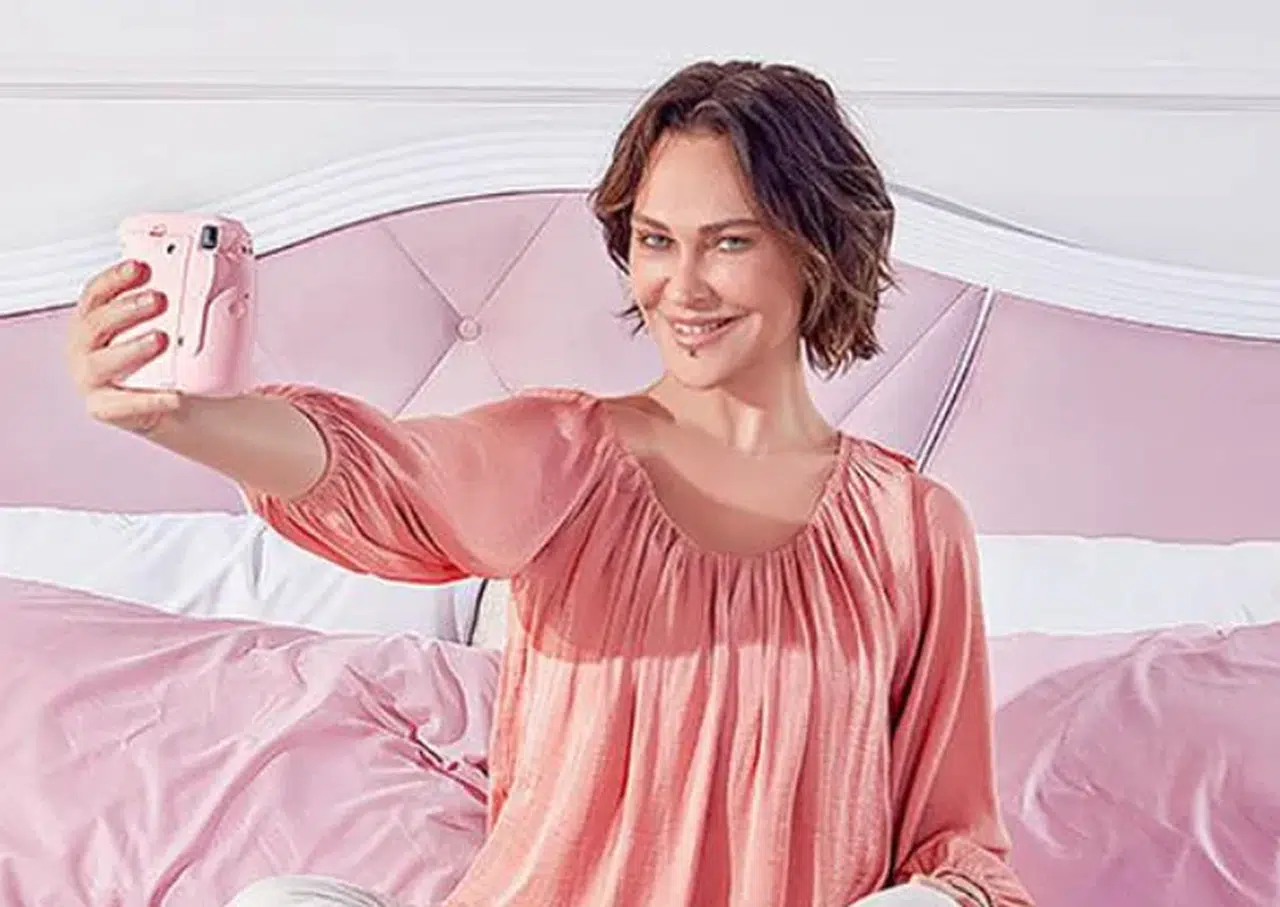 Vatandaş Hülya Avşar'ın Yatak Reklamını Meclis'e Şikayet Etti