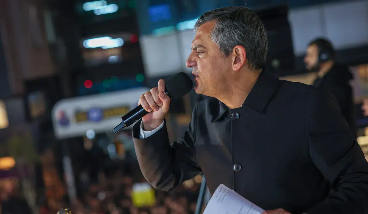 CHP lideri Özgür Özel: "Biz bu vakitten sonra durmayız; teslim olmayız, sinmeyiz ve vazgeçmeyiz"