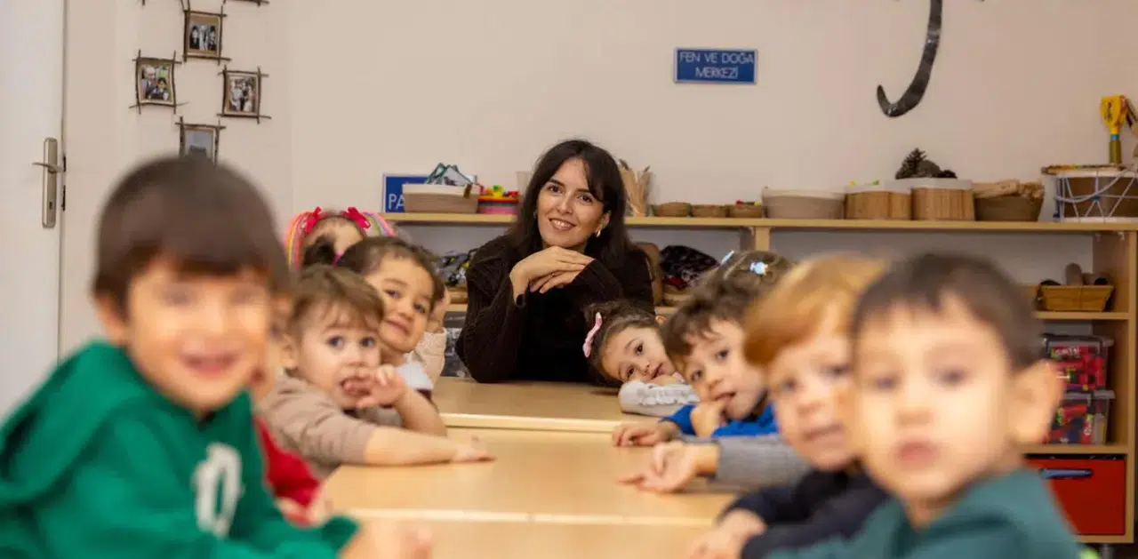 İzmir'de 25 yıl aradan sonra öğrencisi olduğu okulda öğretmenlik yapmaya başladı