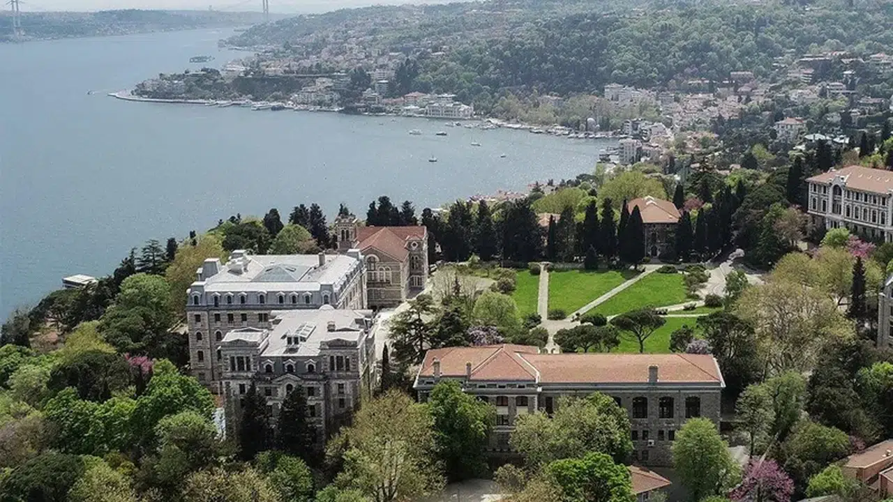 Boğaziçi Üniversitesi'nde öğrencilere polis saldırdı