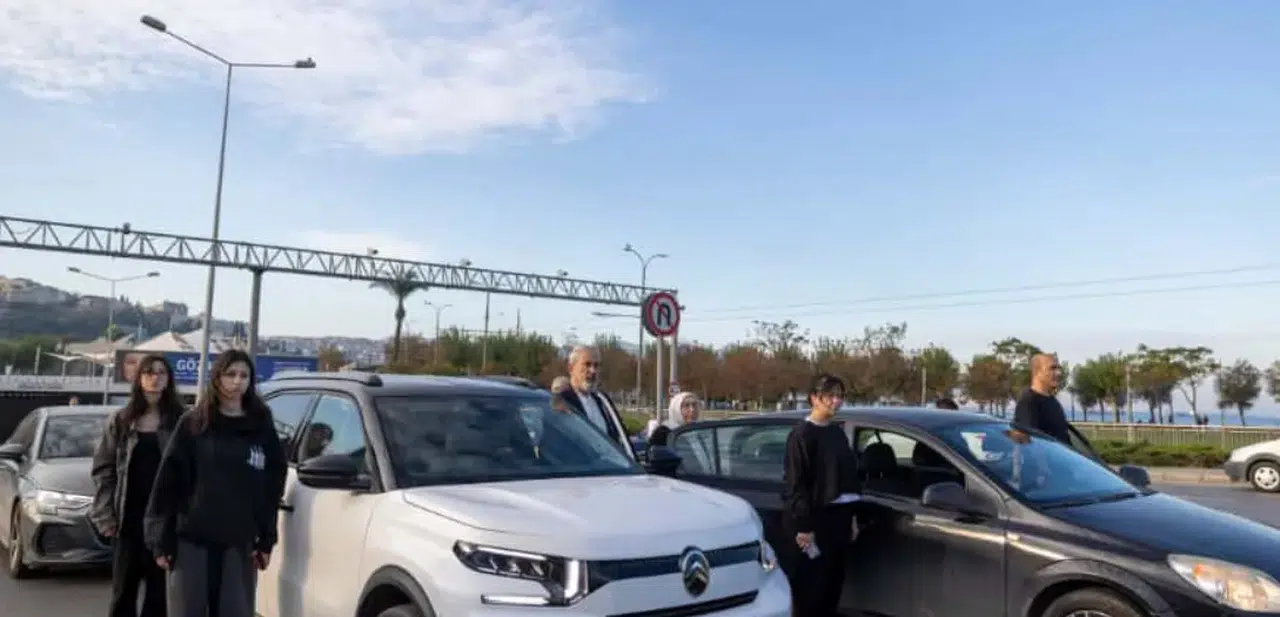 İzmir, Atatürk'ü anmak için 87 yıl sonra hayatı durdurdu