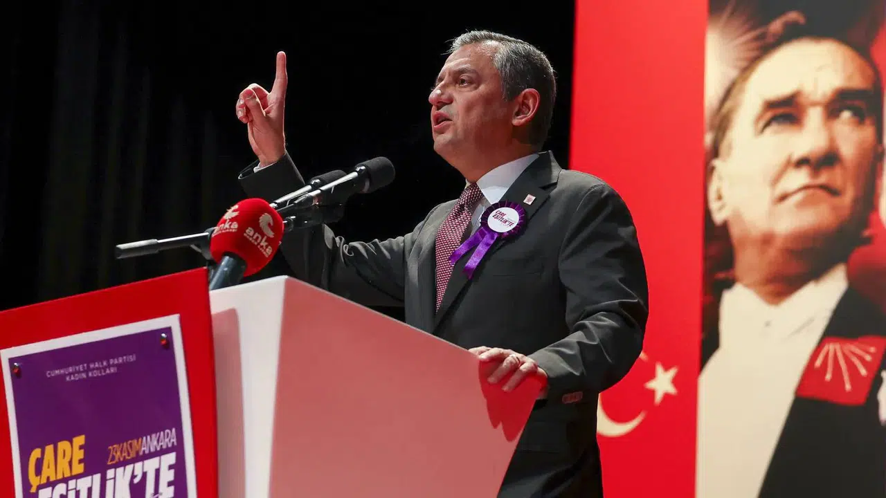 CHP lideri Özgür Özel: Atatürk'ü özlemek, bir ülkeyi özlemek gibi, mücadele bitmeyecek