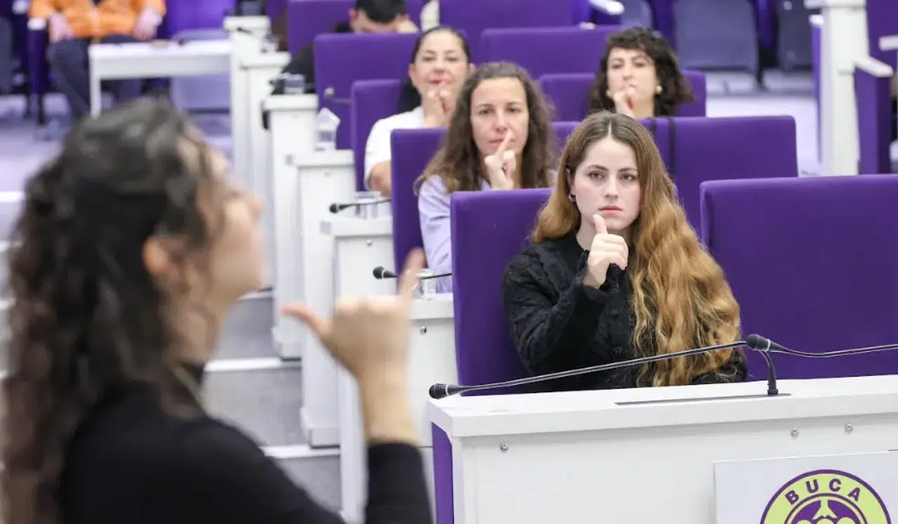 Buca Belediyesi, işitme engelli vatandaşlar için işaret dili eğitimi veriyor