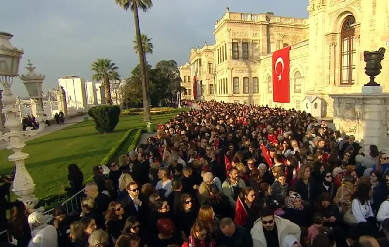 Atatürk'ün 87. ölüm yıl dönümünde Dolmabahçe'yi binlerce yurttaş ziyaret ediyor