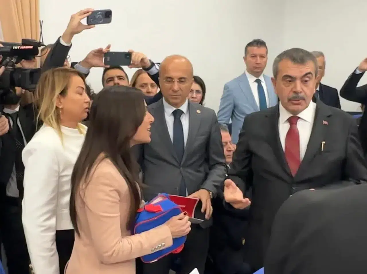 CHP'li Gizem Özcan, Milli Eğitim Bakanı Yusuf Tekin’e boş beslenme çantası ile tepki gösterdi