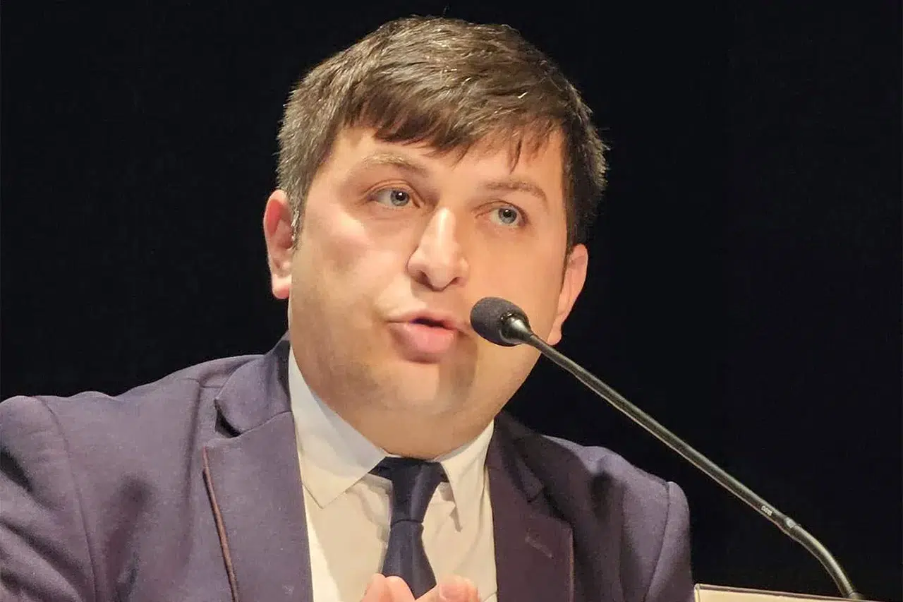 Gazeteci-yazar Şenol Çarık İzmir'de kitaplarını imzalayacak...