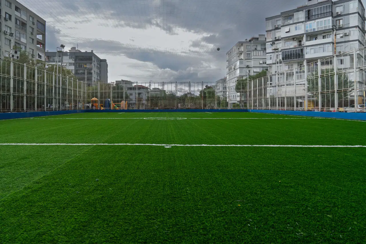 İzmir Büyükşehir’den gençlere beş yeni halı saha