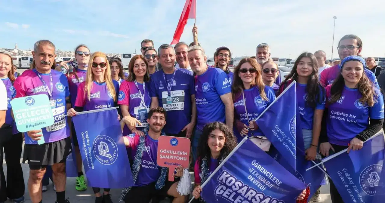 CHP Lideri Özgür Özel, ÇYDD İçin Koştu: 630 Öğrencinin Üniversite Eğitimine Destek