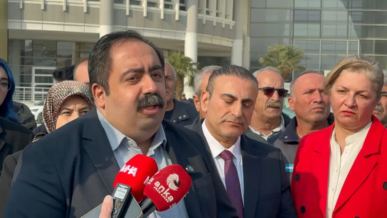 CHP Malatya İl Başkanı Barış Yıldız, deprem sonrası belediye binasının hasarını sorguladı