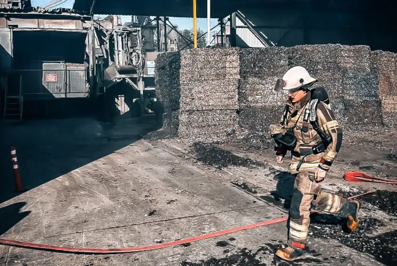 İtfaiye ekiplerinden Bornova'da çimento fabrikasında başarılı yangın tatbikatı