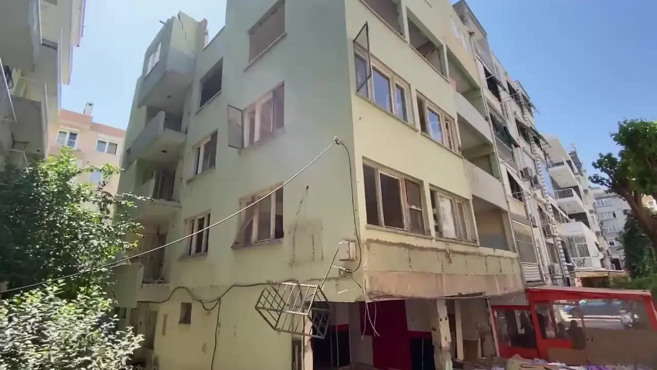 İzmir'de bir binada 3 kafatası ve kemik parçaları bulundu