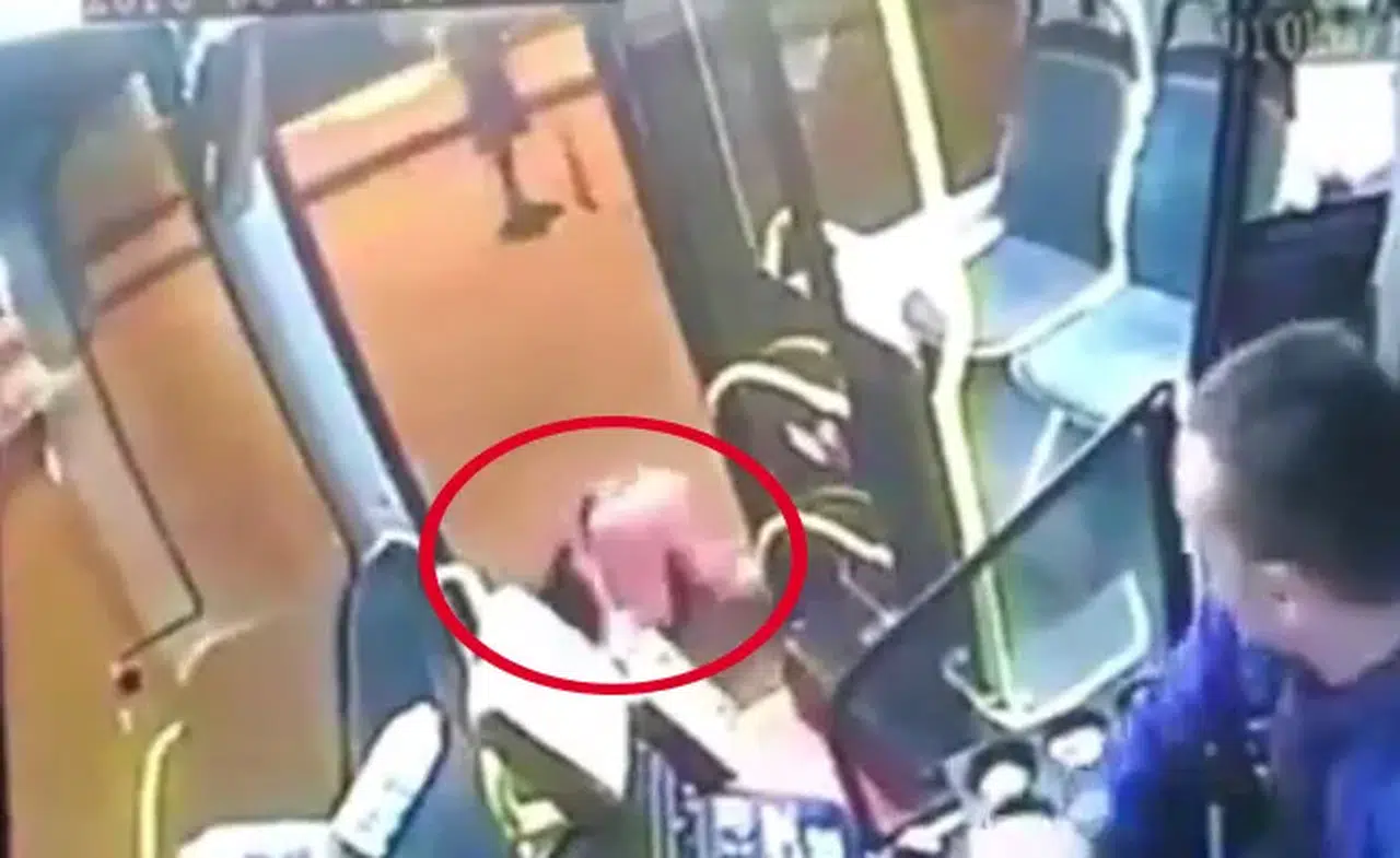 Seyir halindeki halk otobüsünden düşen yolcu ölümden döndü