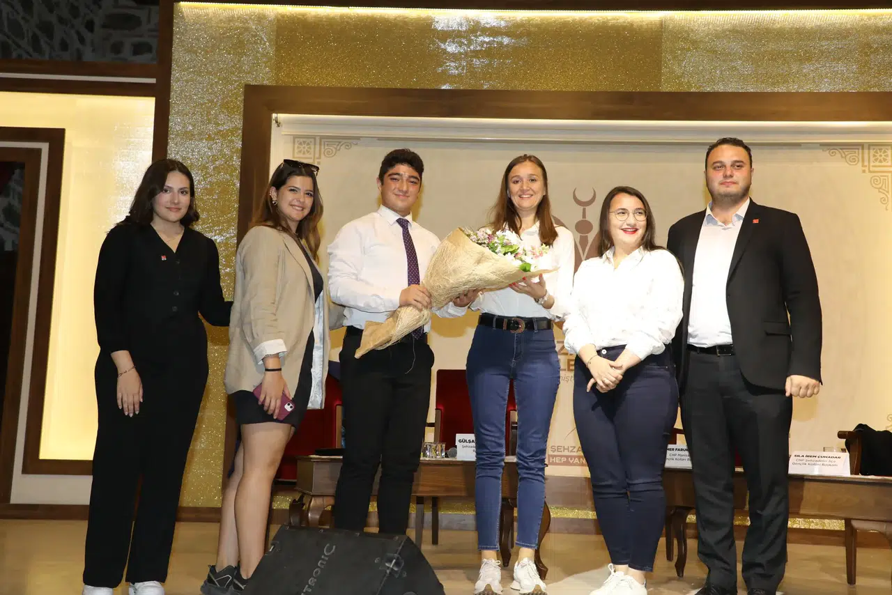 CHP MANİSA İL GENÇLİK KOLLARI BAYRAMI HALK İLE KUTLADI