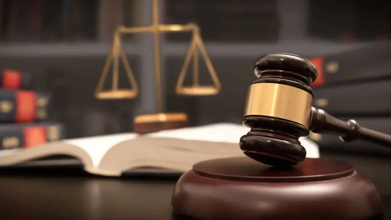 AYM'den emsal travesti kararı: Artık müşteri beklemek suç değil!