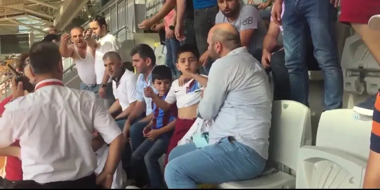 Başakşehir 'taraftarlarının' formasını çıkardığı çocuklara Trabzonspor'dan jest