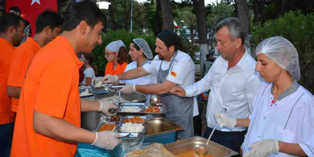 MENEMEN'DE 7 BİN KİŞİ BİRLİKTE ORUÇ AÇTI