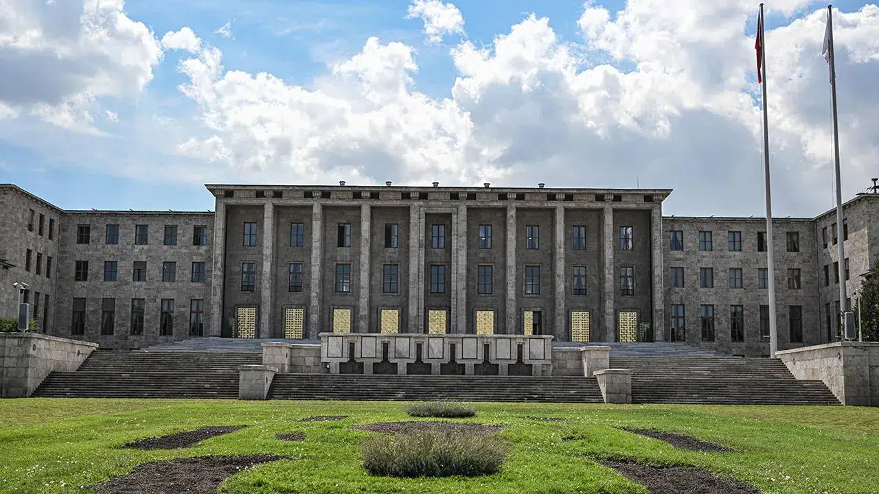 Meclis yemekhanesinde masa kavgası