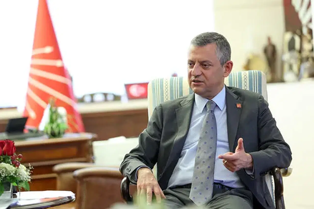 Özgür Özel, KESK ve Eğitim-Sen temsilcilerini makamında kabul etti