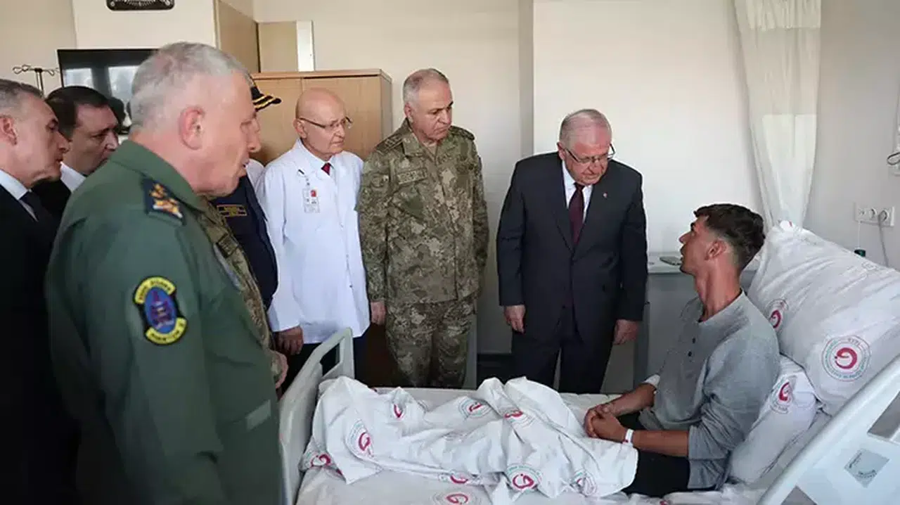 Ankara Valisi, Pençe-Kilit Harekatı'nda zehirlenen askerleri hastanede ziyaret etti
