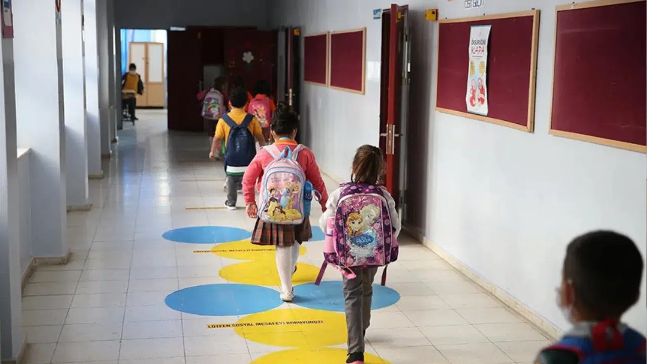 Karnelerini alır almaz KHK ile ihraç edilen öğretmenlerine koştular