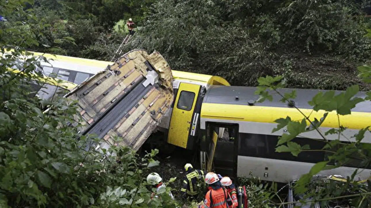 Almanya’da Feci Tren Kazası: 3 Ölü, 30’dan Fazla Yaralı