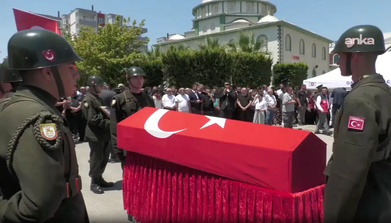 Şehit Üsteğmen Ege Akar, İzmir'de duygusal bir törenle son yolculuğuna uğurlandı