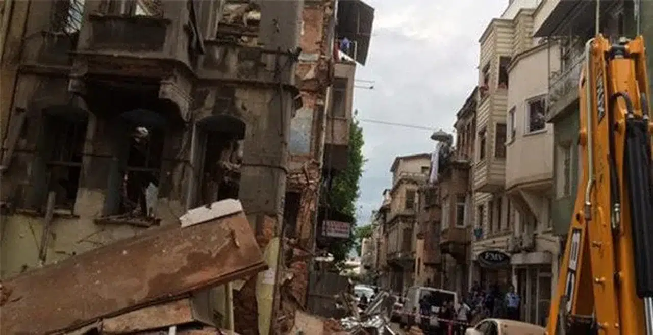 Kumkapı'da bina çöktü! 1 çocuk enkazda kaldı