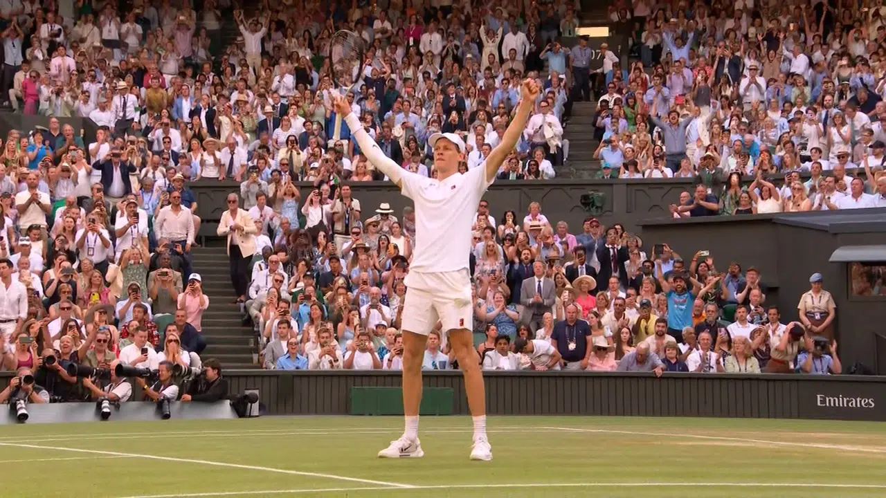 Jannik Sinner, Wimbledon 2025 Erkekler Tekler Finali'nde Carlos Alcaraz'ı yenerek şampiyon oldu